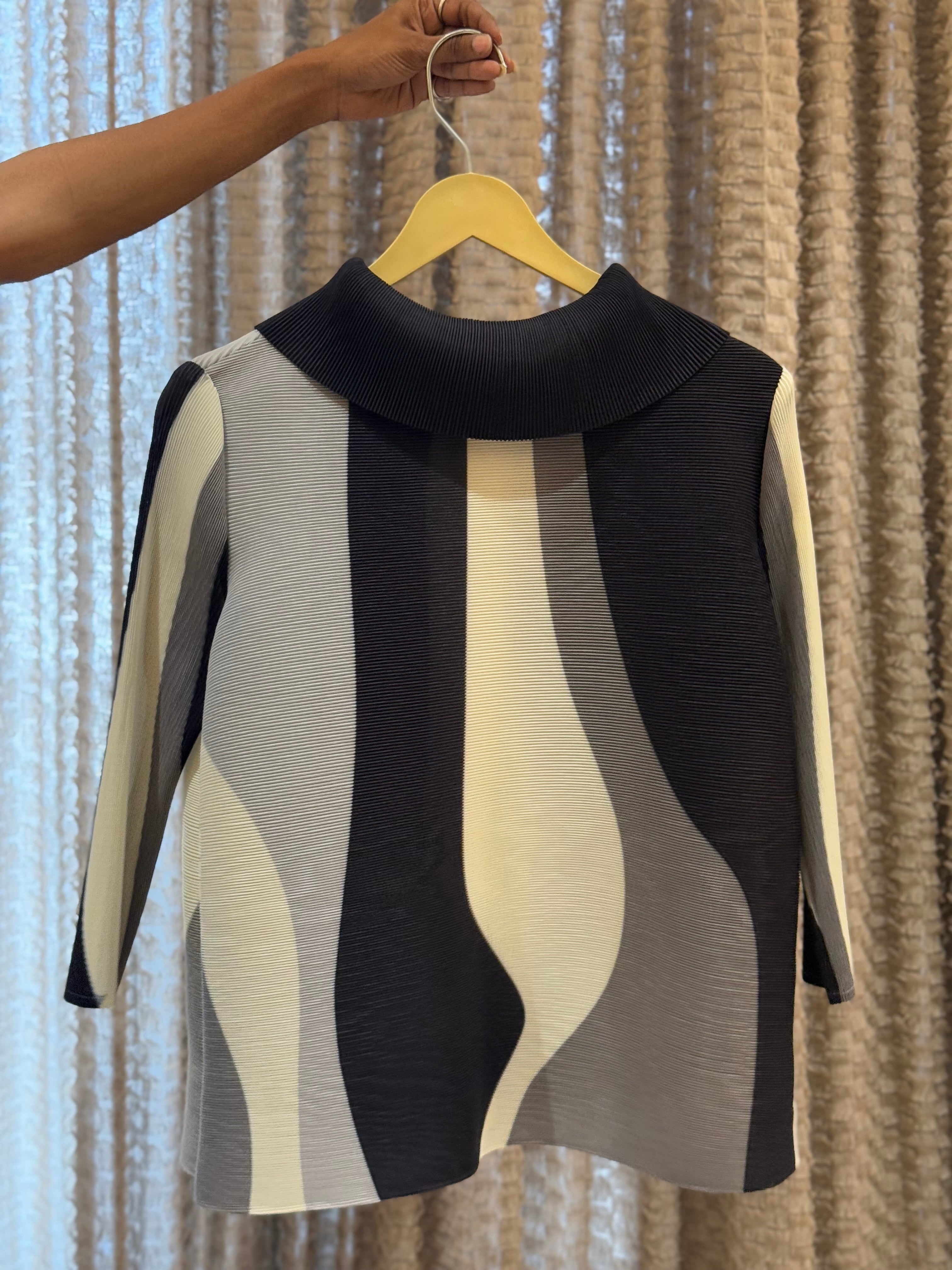 Manon Shirt ( Black Tone )