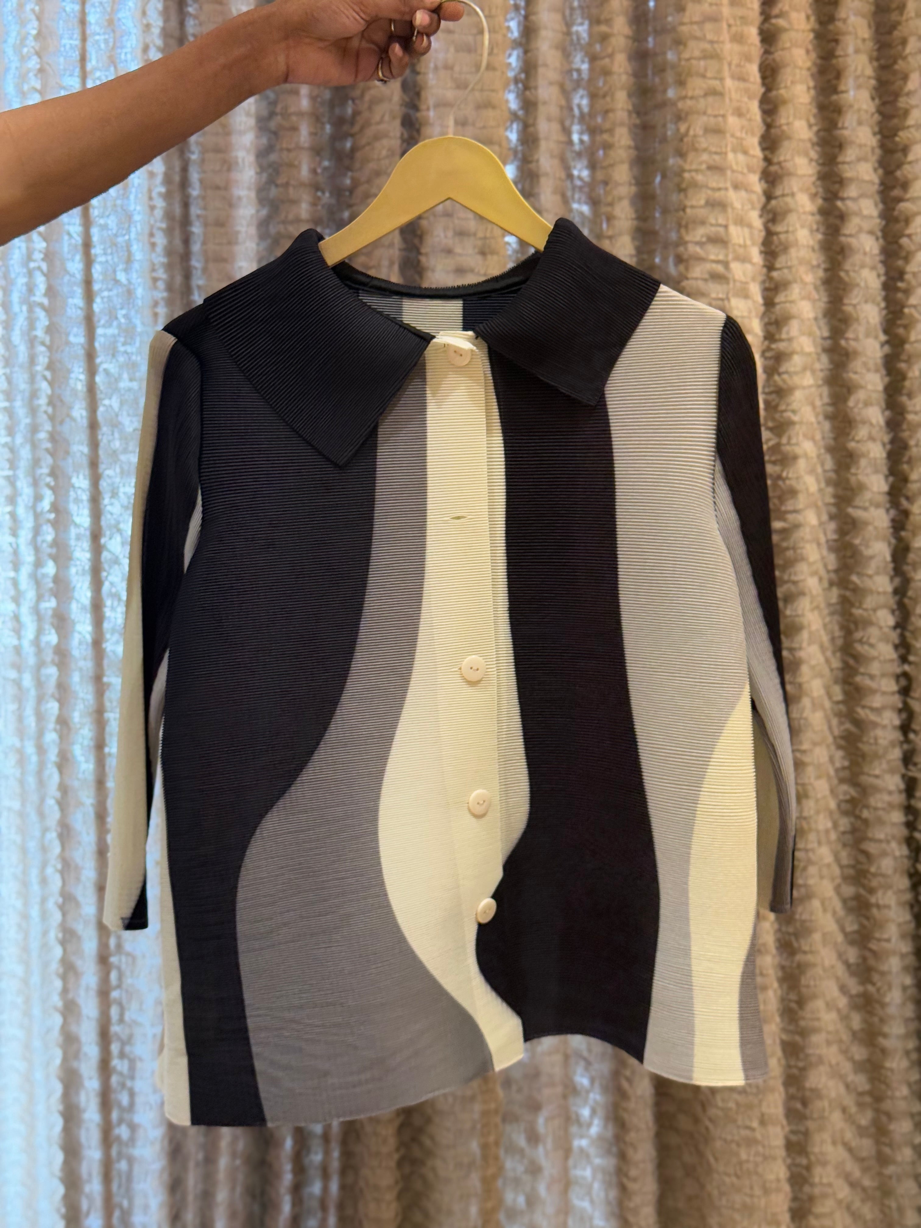 Manon Shirt ( Black Tone )